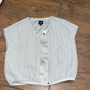 Gap lined boxy jacket with cap sleeves and snap buttons